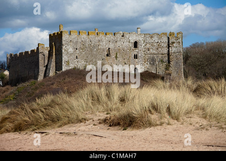 Château de Manorbier vu de la plage. Pays de Galles Pembrokeshire UK. Construit au 12ème siècle par Guillaume de Barri. 116723 St Florence Banque D'Images