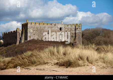 Château de Manorbier vu de la plage. Pays de Galles Pembrokeshire UK. Construit au 12ème siècle par Guillaume de Barri. 116724 St Florence Banque D'Images