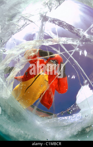 La femme regarde à travers la glace. le lac Baïkal, en Sibérie, la Russie, l'île Olkhon. Banque D'Images