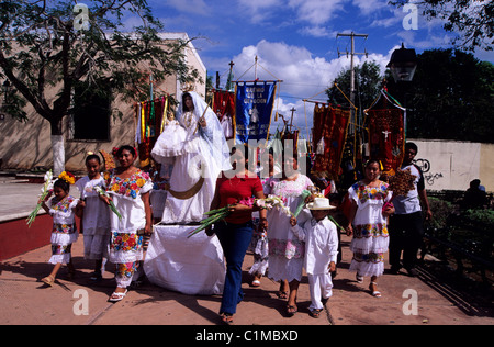 Le Mexique, l'état du Yucatan, Valladolid, une procession religieuse Banque D'Images