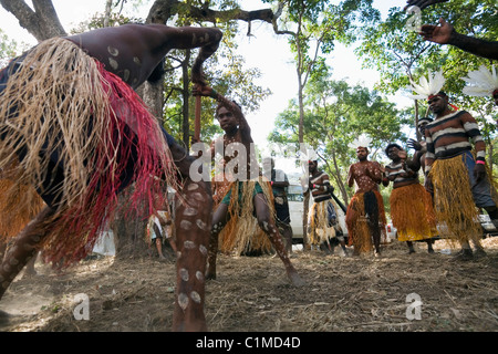 Les danseurs de l'Aurukun communauté autochtone. Laura Aboriginal Dance Festival, Laura, Queensland, Australie Banque D'Images