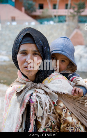 Une femme appelée Eesha berbère et du jeune enfant de la région de Gorges de Todra au Maroc Banque D'Images
