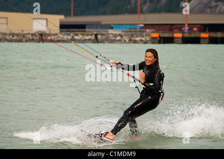 Un kiteboarder apprécie son sport à 'la flèche', Squamisn, BC, Canada. Banque D'Images