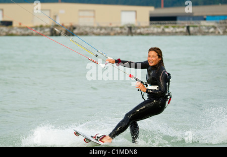 Un kiteboarder apprécie son sport à 'la flèche', Squamisn, BC, Canada. Banque D'Images