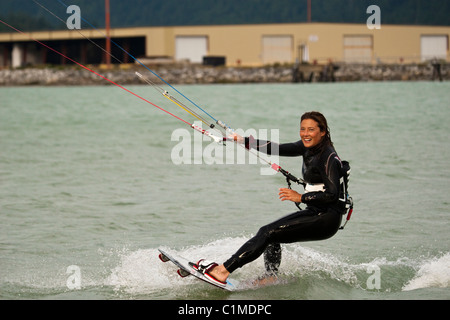 Un kiteboarder apprécie son sport à 'la flèche', Squamisn, BC, Canada. Banque D'Images