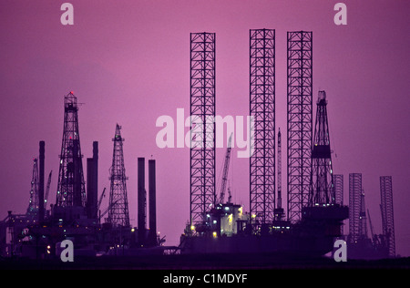 Plates-formes pétrolières offshore de ralenti en cours d'entretien avant utilisation dans Sabine Pass, Texas, États-Unis Banque D'Images