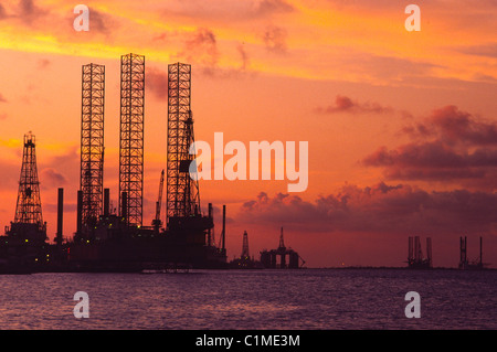 Plates-formes pétrolières offshore de ralenti en cours d'entretien avant utilisation dans Sabine Pass, Texas, États-Unis Banque D'Images