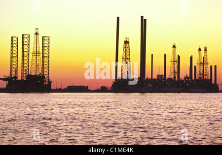 Plates-formes pétrolières offshore de ralenti en cours d'entretien avant utilisation dans Sabine Pass, Texas, États-Unis Banque D'Images