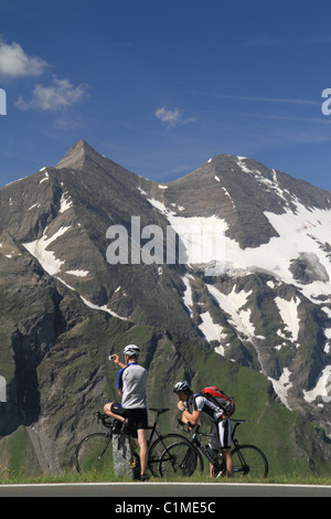 Les cyclistes se reposer et profiter de la vue de la Haute Route alpine du grossglockner Banque D'Images