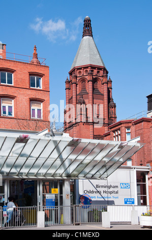 Birmingham Children's Hospital avec Ambulance, West Midlands, England, UK Banque D'Images