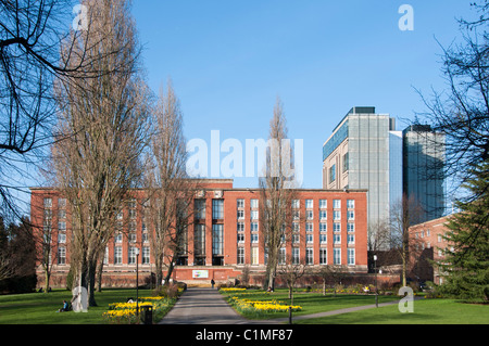 La bibliothèque et le terrain de l'Université de Birmingham. L'Angleterre. Banque D'Images