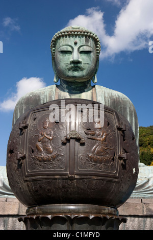 Grand brûleur d'encens devant le grand Bouddha de Kamakura Banque D'Images