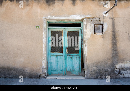 Bleu vert sur la porte du bâtiment rustique à Chypre Banque D'Images