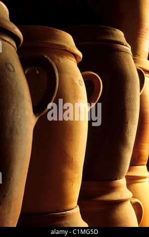 France Yonne de la Puisaye Saint Sauveur en Puisaye les pots dans l'ancien four de la Poterie de la Batisse (poterie de la Banque D'Images