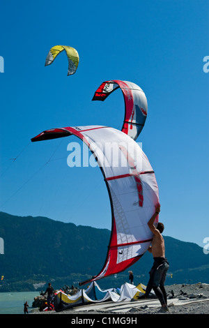 Trois kites lancée simultanément sur une journée ensoleillée. Banque D'Images