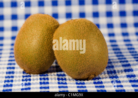 Deux kiwis fruits isolé sur la table de la cuisine. Banque D'Images