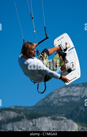 Un levé kiteboarder à 'la flèche'. Squamish, BC, Canada Banque D'Images