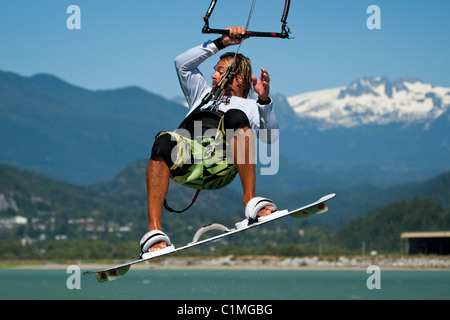 Un levé kiteboarder à 'la flèche'. Squamish, BC, Canada Banque D'Images