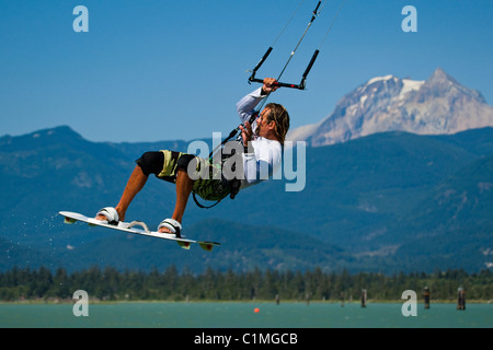 Un levé kiteboarder à 'la flèche'. Squamish, BC, Canada Banque D'Images