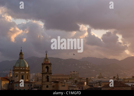 Magnifique coucher de soleil derrière à Palerme Sicile basilique Banque D'Images