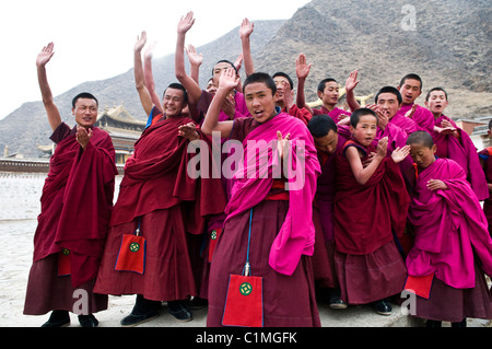 Chapeaux jaunes ( ) Gelugpa moines tibétains au cours d'une cérémonie à Labrang monastère dans l'est du Tibet. ( Province de Gansu ) Banque D'Images