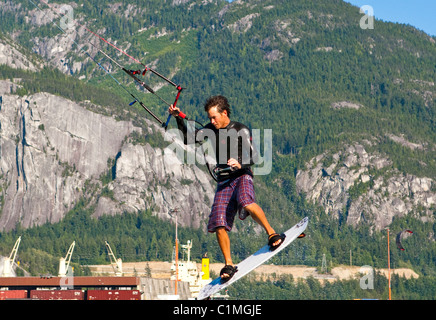 AIrborne kiteboarder à 'la flèche', Squamish, BC, Canada. Banque D'Images