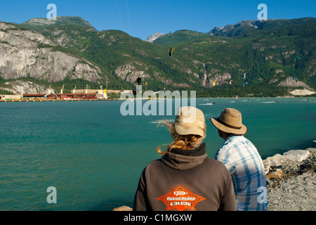 Spectateurs watch windsport athlètes à 'la flèche', Squamish, BC, Canada Banque D'Images