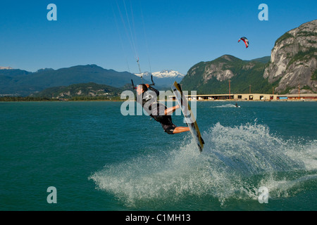 AIrborne kiteboarder à 'la flèche', Squamish, BC, Canada. Banque D'Images