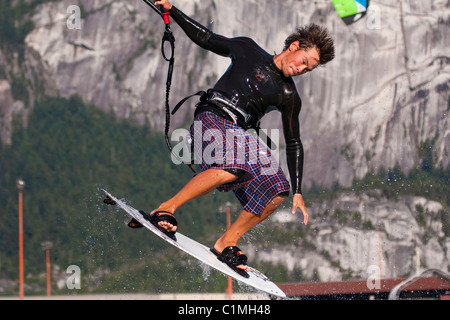 AIrborne kiteboarder à 'la flèche', Squamish, BC, Canada. Banque D'Images