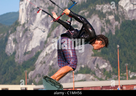 AIrborne kiteboarder à 'la flèche', Squamish, BC, Canada. Banque D'Images