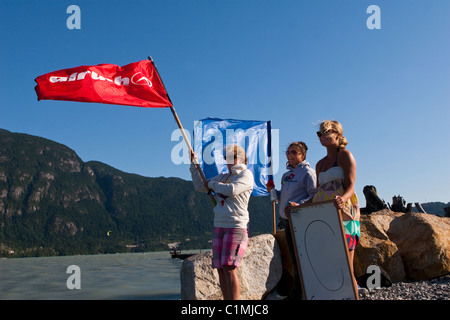 Le drapeau rouge indique le début d'un kiteboard la race. Banque D'Images