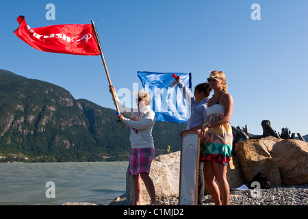 Le drapeau rouge indique le début d'un kiteboard la race. Banque D'Images