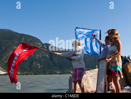 Le drapeau rouge indique le début d'un kiteboard la race. Banque D'Images