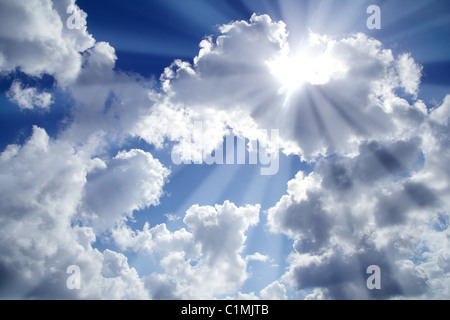 Des faisceaux de lumière de couleur bleu ciel avec nuages cloudscape blanc Banque D'Images