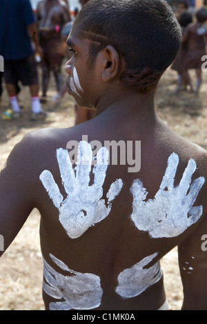 Handprint décorations sur le dos d'un garçon. Laura Aboriginal Dance Festival, Laura, Queensland, Australie Banque D'Images