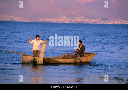 Chine, province du Yunnan, les pêcheurs sur le Lac Erhai, dans les environs de Dali Banque D'Images