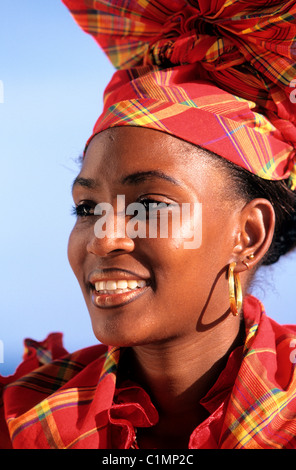 La France, la Guadeloupe, les jeunes en costume traditionnel Créole Banque D'Images