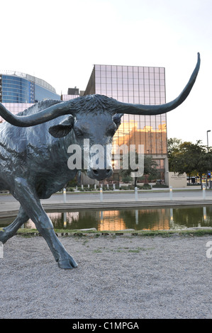 Transport de bétail ensemble de sculptures de Robert Summers à Pioneer Plaza par le Centre de Convention de Dallas, Texas, USA Banque D'Images