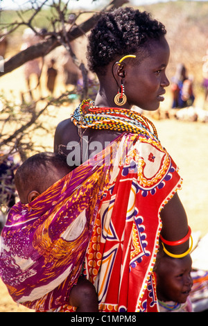 Samburu jeune mère portant le bébé sur le dos, Kenya Banque D'Images