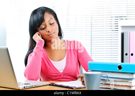 Jeune femme noire student 24 avec des livres et d'ordinateurs portables Banque D'Images