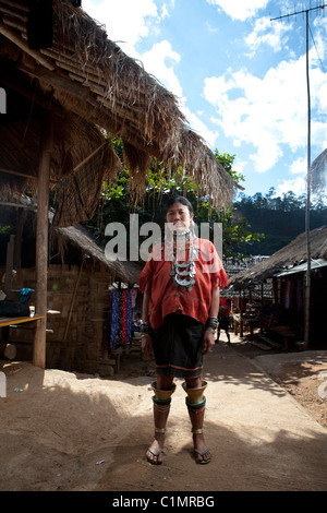 Karen femme prendre poser au village de Huay Pu Keng, Mae Hong Son, Thaïlande Banque D'Images