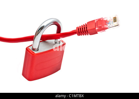 Cadenas rouge et fiche USB isolated on white Banque D'Images