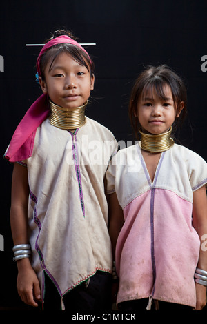 Karen long cou woman portrait sur fond noir, Huay Pu Keng, Mae Hong Son, Thaïlande Banque D'Images