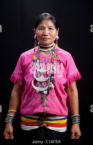 Karen femme prendre poser au village de Huay Pu Keng, Mae Hong Son, Thaïlande Banque D'Images