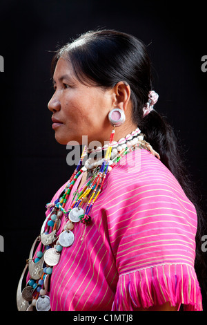 Karen femme prendre poser au village de Huay Pu Keng, Mae Hong Son, Thaïlande Banque D'Images