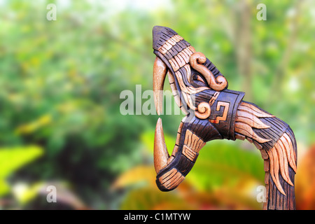 Chichen Itza symbole Serpent Wood Handcraft figure dans la jungle du Yucatan Mexique Banque D'Images