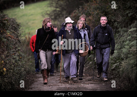 Expert nourriture Raoul Van Den Broucke dirige un groupe en voyage organisé par le biais de voies près de Llanover Gwent Wales UK Banque D'Images