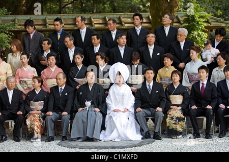 Japon, Tokyo, où les mariages traditionnels sont en attente, le sanctuaire de Meiji à Yoyogi Park Banque D'Images