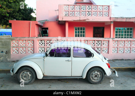 Caraïbes maison rose voiture rétro tropical façade dans Mexique Banque D'Images