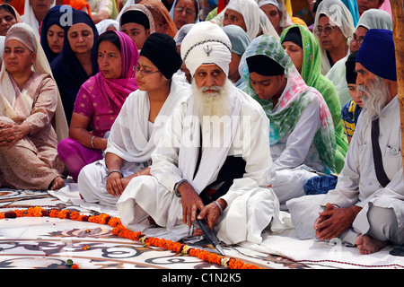 L'Inde Punjab Amritsar Harmandir Sahib Sikhs dans le Golden Temple ou Temple de Dieu (connu sous le nom de Swarn Mandir Mandir swarna ou) un Banque D'Images